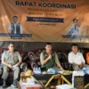 Penjabat Gubernur Jawa Barat Bey Machmudin saat Rakor penanganan darurat dampak bencana gempa bumi Kabupaten Bandung di kantor Kecamatan Pasirwangi, Kabupaten Garut, Kamis (19/9/2024).