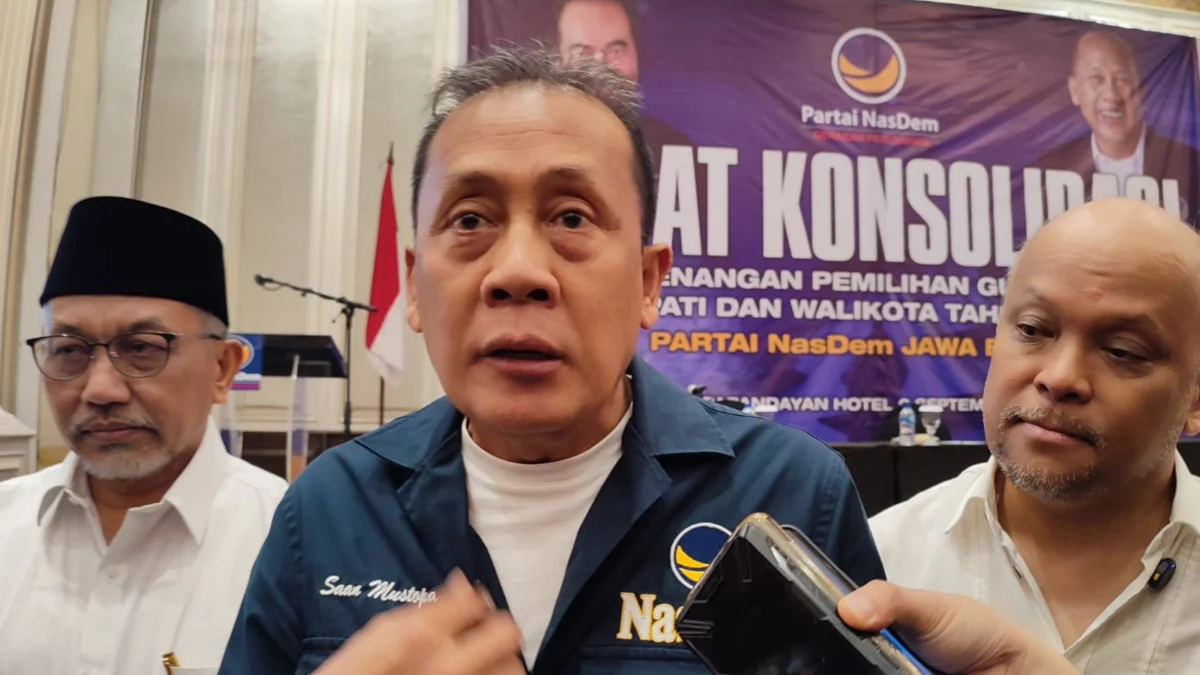 Dok. Ketua DPW NasDem Jabar, Saan Mustopa (tengah). Foto. Sandi Nugraha.