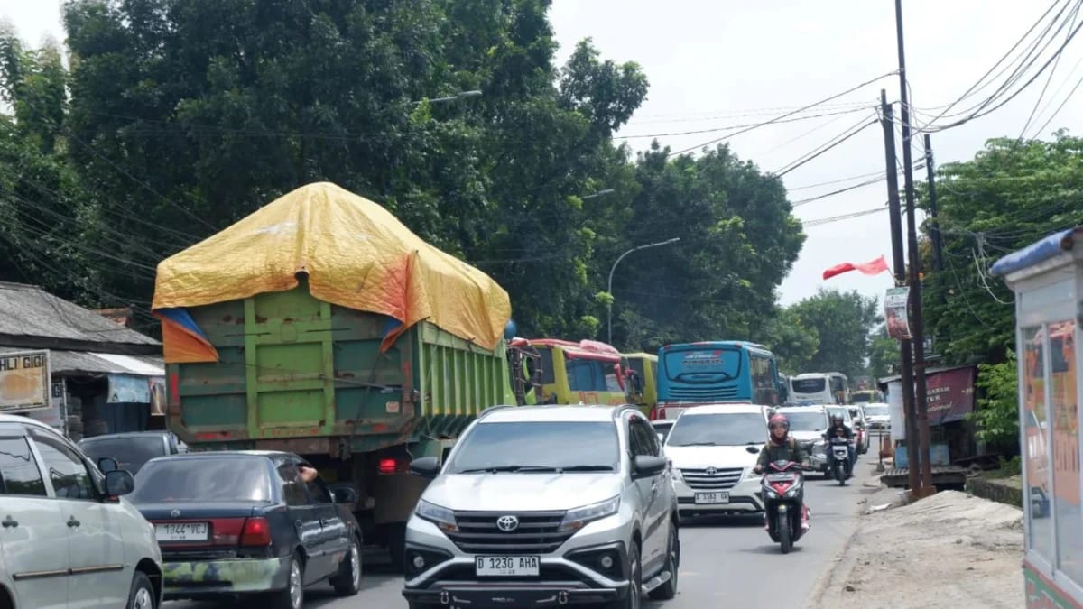 PSN Kawasan Gedebage hingga Reaktivasi Bandara Husein, Pemkot Harapkan Dukungan DPD RI Ilustrasi lalu lintas kawasan Gedebage. Pakar sebut lalu lintas gedebage masuk kategori jenuh. (Dok. Jabarekspres)