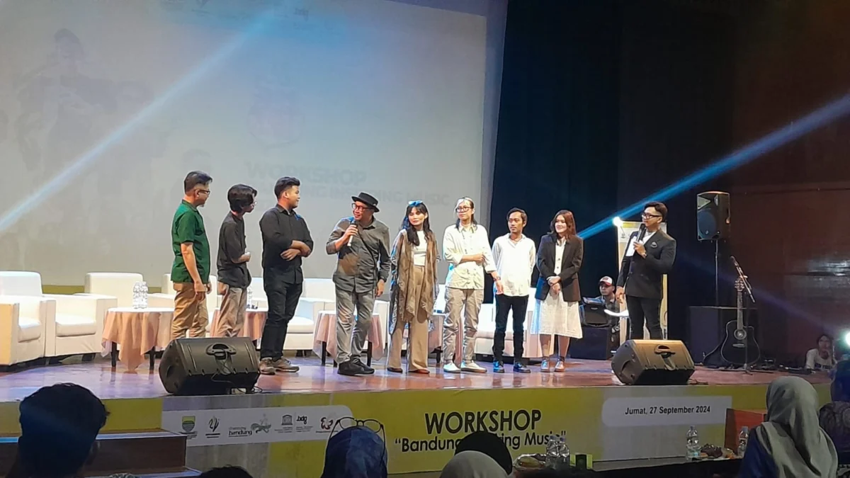 Bandung Inspiring Music; Warna Baru Lahirkan Musisi Literat FOTO: JABAR EKSPRES Musisi dan tokoh literasi nasional Ferry Curtis (tengah bertopi) bersama Dany Java Jive (kiri) dan musisi muda Kota Bandung hadir sebagai narasumber pada workshop bertajuk Bandung Inspiring Music di D'Majestic, Braga, Kota Bandung.