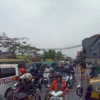 Ribuan massa aksi yang tergabung dari berbagai aliansi buruh tengah berunjuk rasa menolak program pensiun dan tuntun keadilan upah, berlokasi di Kawasan Industri Dwi Papuri, Cimanggung, Sumedang. (Yanuar/Jabar Ekspres)
