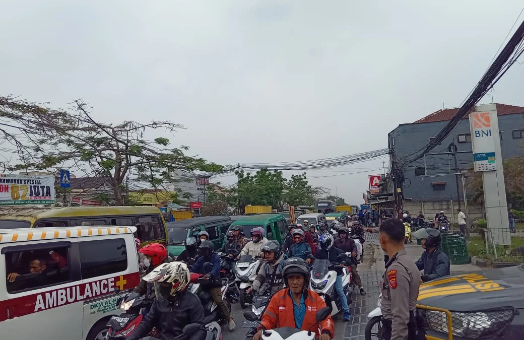 Ribuan massa aksi yang tergabung dari berbagai aliansi buruh tengah berunjuk rasa menolak program pensiun dan tuntun keadilan upah, berlokasi di Kawasan Industri Dwi Papuri, Cimanggung, Sumedang. (Yanuar/Jabar Ekspres)