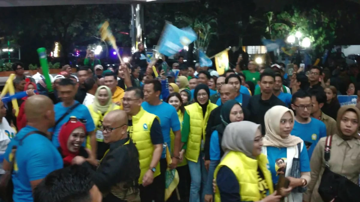 Adu Yel Yel Massa Pendukung Paslon Jelang Pengundian Nomor Urut Pilkada Bandung Adu Yel Yel Masa Pendukung Paslon Jelang Pengundian Nomor Urut Pilkada Bandung