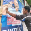 Warga Cimahi Gotong Royong Perbaiki Baligo Dikdik-Bagja yang Dirusak Warga Berbondong-bondong Memperbaiki APK Cawalkot Dikdik-Bagja yang Dirusak Orang Tidak Dikenal (mong(