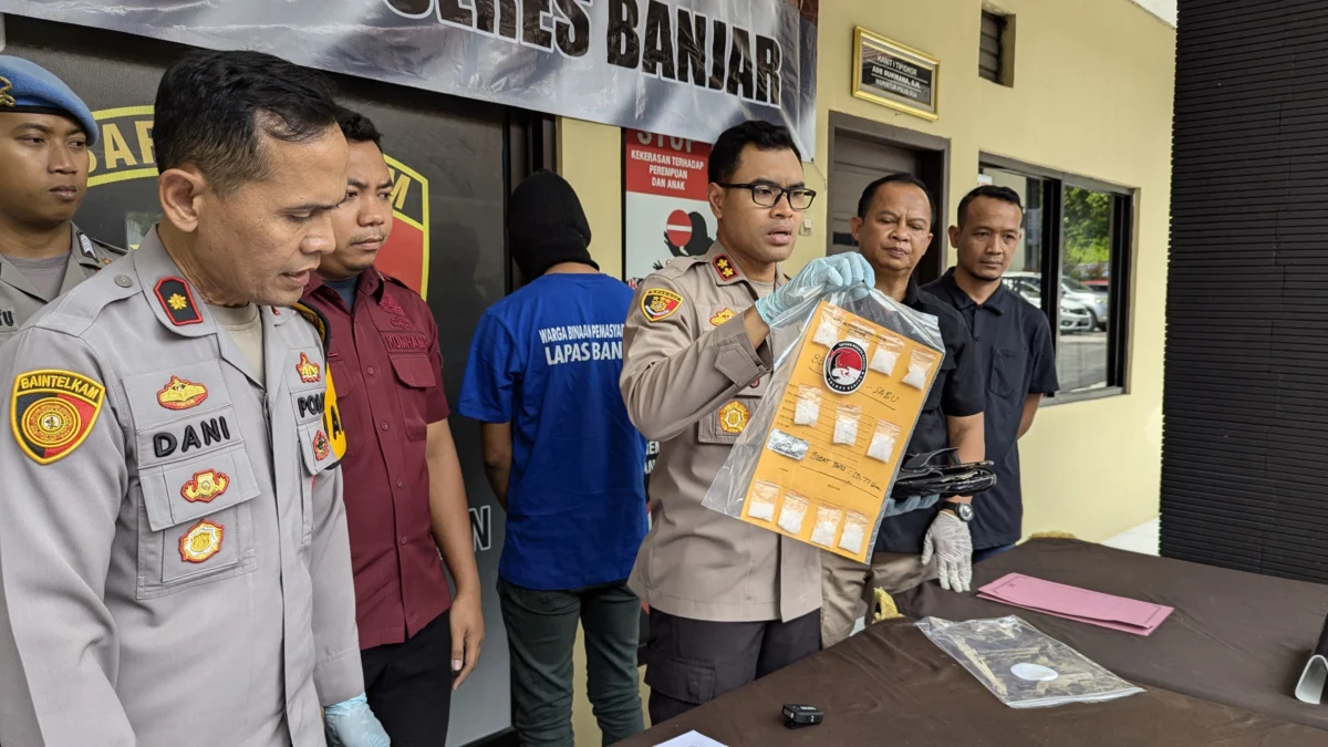Modus Narapidana Selundupkan Sabu ke Dalam Lapas Banjar Terungkap Kapolres Banjar AKBP Danny Yulianto didampingi Wakapolres Banjar Kompol Dani Prasetya menujukkan narkoba jenis Sabu yang hendak diselundupkan ke dalam Lapas oleh seorang narapidana kasus Curat belum lama ini. (Cecep Herdi/Jabar Ekspres)