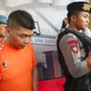 Jupri Dedengkot Preman di Pasar Tumpah Merdeka Bogor Akhirnya Ditangkap, Polisi Beberkan Fakta! Tersangka Jupri (28) saat digiring petugas di Mapolresta Bogor Kota, Senin (7/10). (Yudha Prananda / Jabar Ekspres)