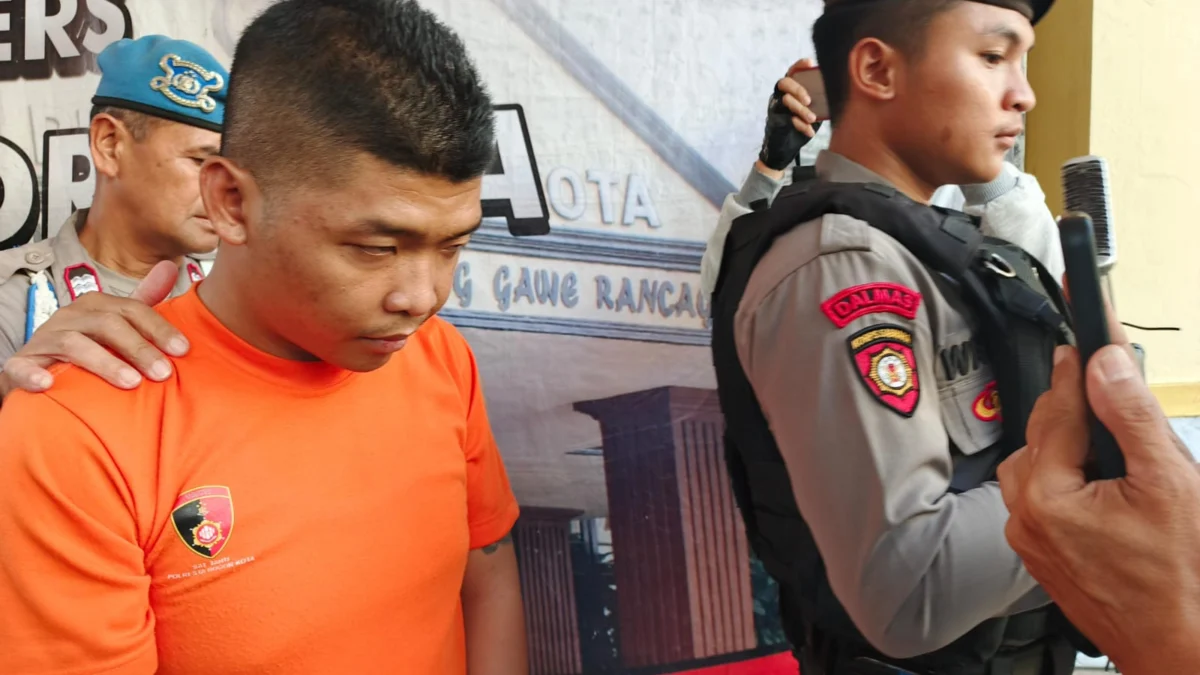 Jupri Dedengkot Preman di Pasar Tumpah Merdeka Bogor Akhirnya Ditangkap, Polisi Beberkan Fakta! Tersangka Jupri (28) saat digiring petugas di Mapolresta Bogor Kota, Senin (7/10). (Yudha Prananda / Jabar Ekspres)