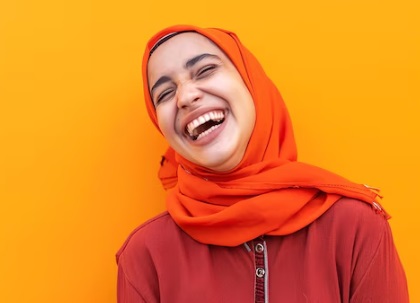 Benarkah Terlalu Banyak Tertawa Bisa Mengeraskan Hati? Ini Dalilnya ILUSTRASI Terlalu banyak Tertawa yang bsia mengeraskan hati. (freepik)