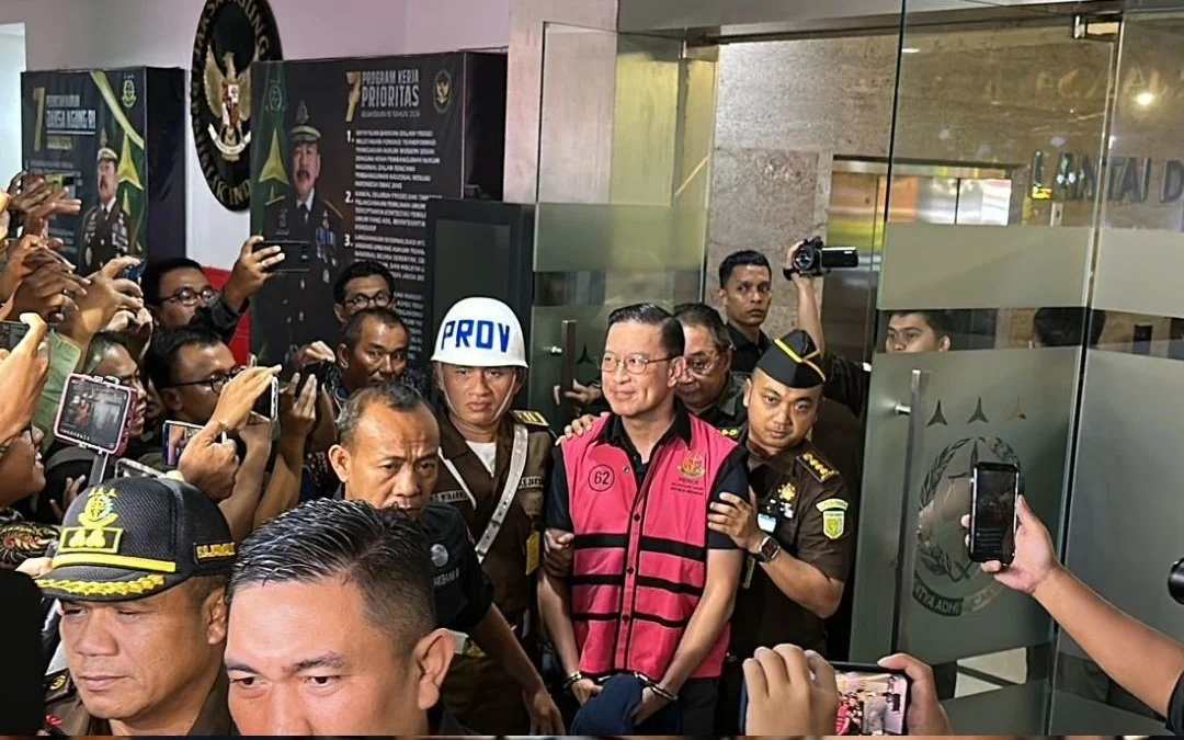 Sehari setelah mengunggah pesan inspiratif terkait Hari Sumpah Pemuda, mantan Menteri Perdagangan Tom Lembong ditetapkan sebagai tersangka korupsi
