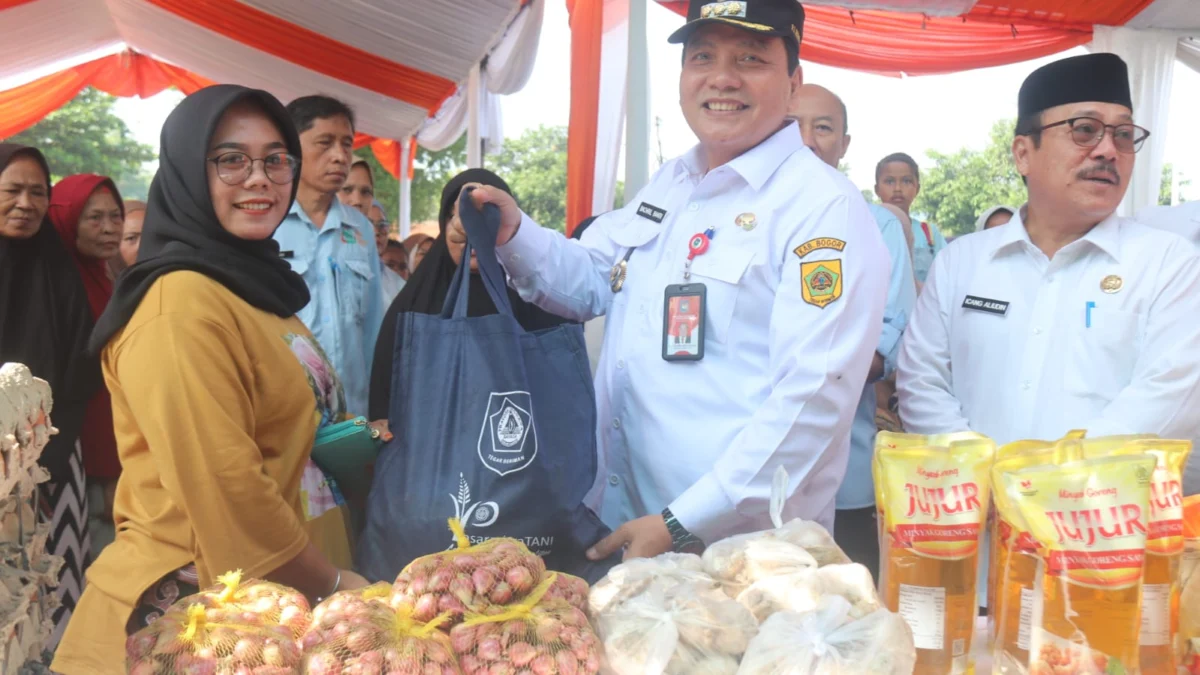 PJ Bupati Bogor Bachril Bakri saat mengunjungi kegiatan Pangan Murah di Wilayah Kecamatan Rumpin, Kabupaten Bogor. Foto : Dok Diskominfo