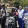 Kanit Kamsel Polresta Bandung bersama dengan Instruktur Safety Riding Honda, Jasa Raharja, dan Dishub Kabupaten Bandung melakukan edukasi keselamatan di jalur Nagreg