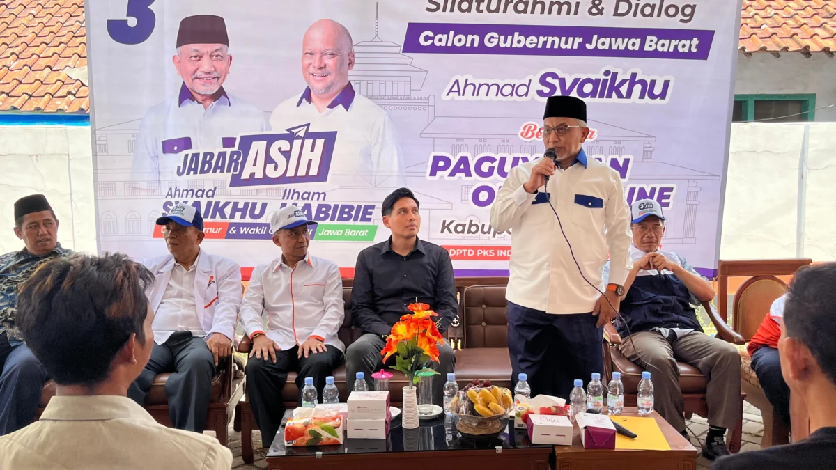 Tawarkan Solusi Kelangkaan Pupuk, Pasangan ASIH Bakal Beri Kemudahan bagi Petani di Jabar Pasangan ASIH saat berkunjung ke Kabupaten Indramayu, Sabtu (5/10/2024).