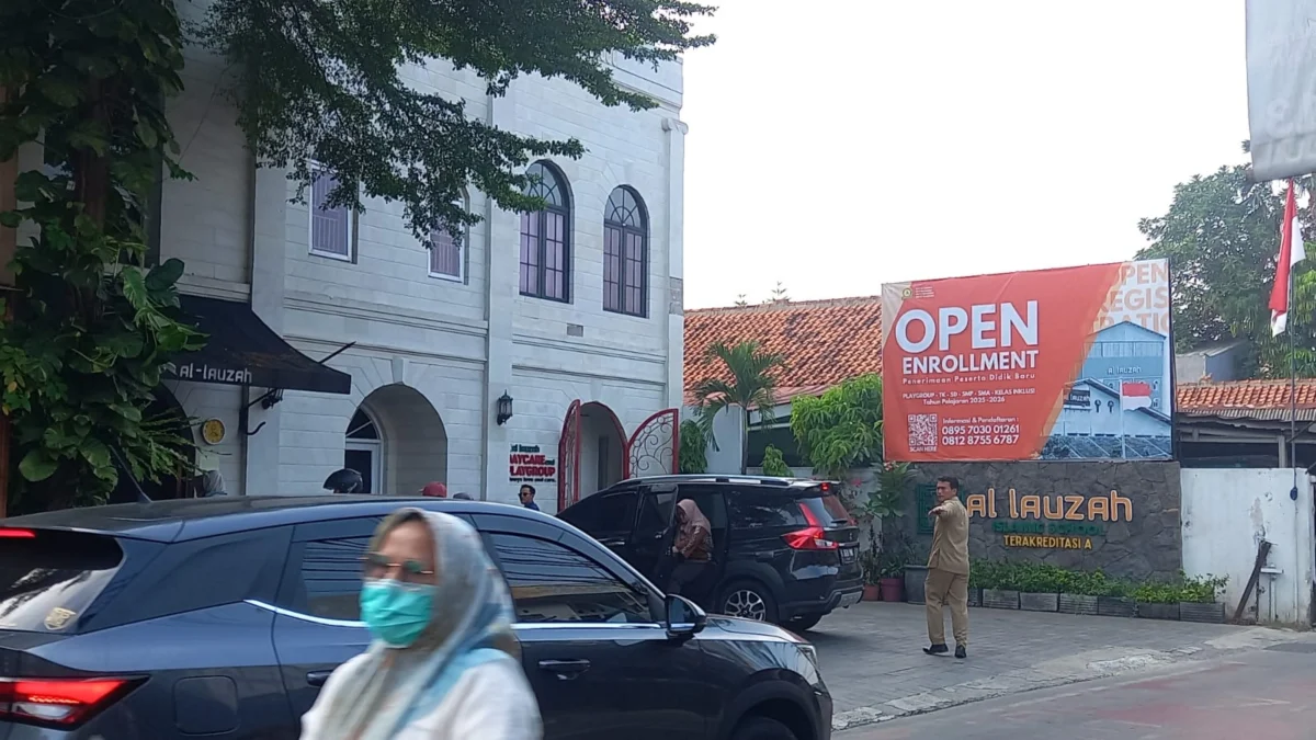 Terhalang Tunggakan, Dua Murid Al-Lauzah Tak Diizinkan Masuk Sekolah, Orang Tua Pertanyakan Kebijakan Sekolah Penampakan gerbang sekolah AL-Lauzah yang menahan dua muridnya karena belum menyelesaikan tunggakan.