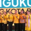 Resmi Dikukuhkan, KPPG Kota Bogor Perkuat Konsolidasi untuk Kemenangan Sendi-Melli Pengurus KPPG Kota Bogor resmi dikukuhkan Ketua DPD Partai Golkar, Rusli Prihatevy pada Senin (7/10). (Yudha Prananda / Jabar Ekspres)