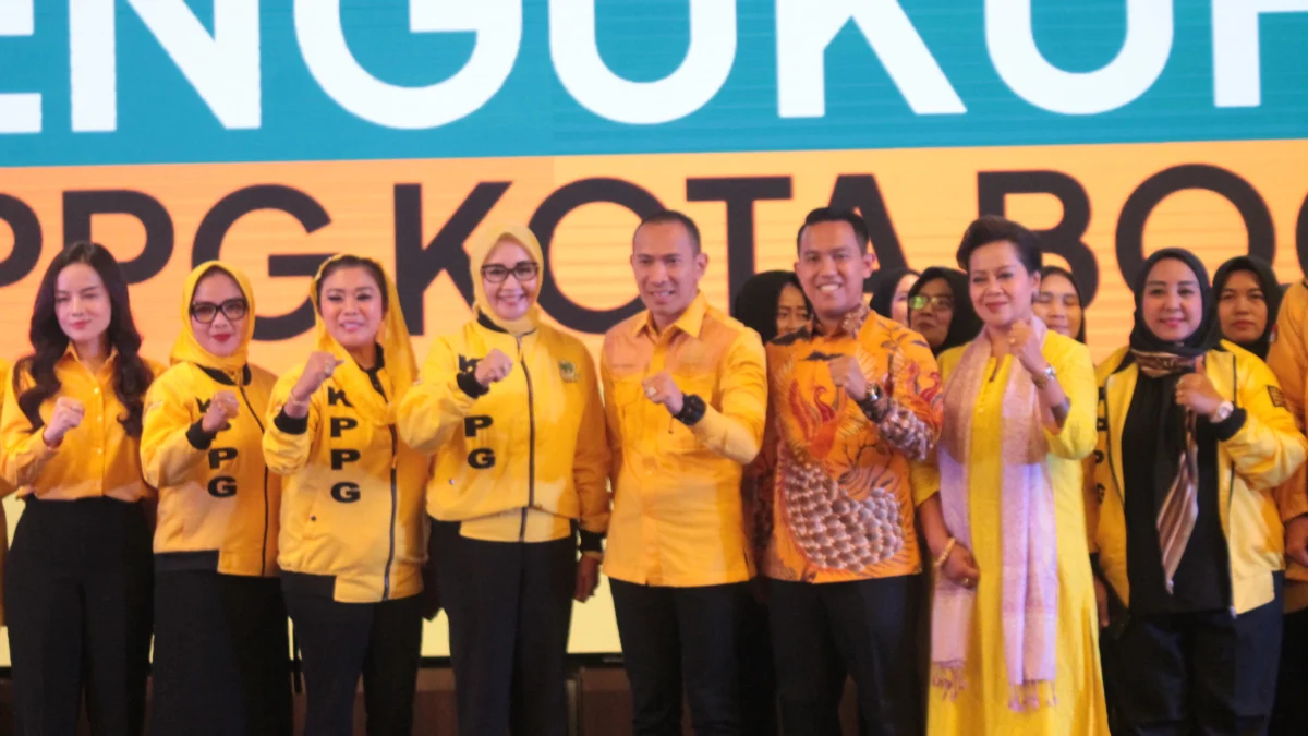 Resmi Dikukuhkan, KPPG Kota Bogor Perkuat Konsolidasi untuk Kemenangan Sendi-Melli Pengurus KPPG Kota Bogor resmi dikukuhkan Ketua DPD Partai Golkar, Rusli Prihatevy pada Senin (7/10). (Yudha Prananda / Jabar Ekspres)