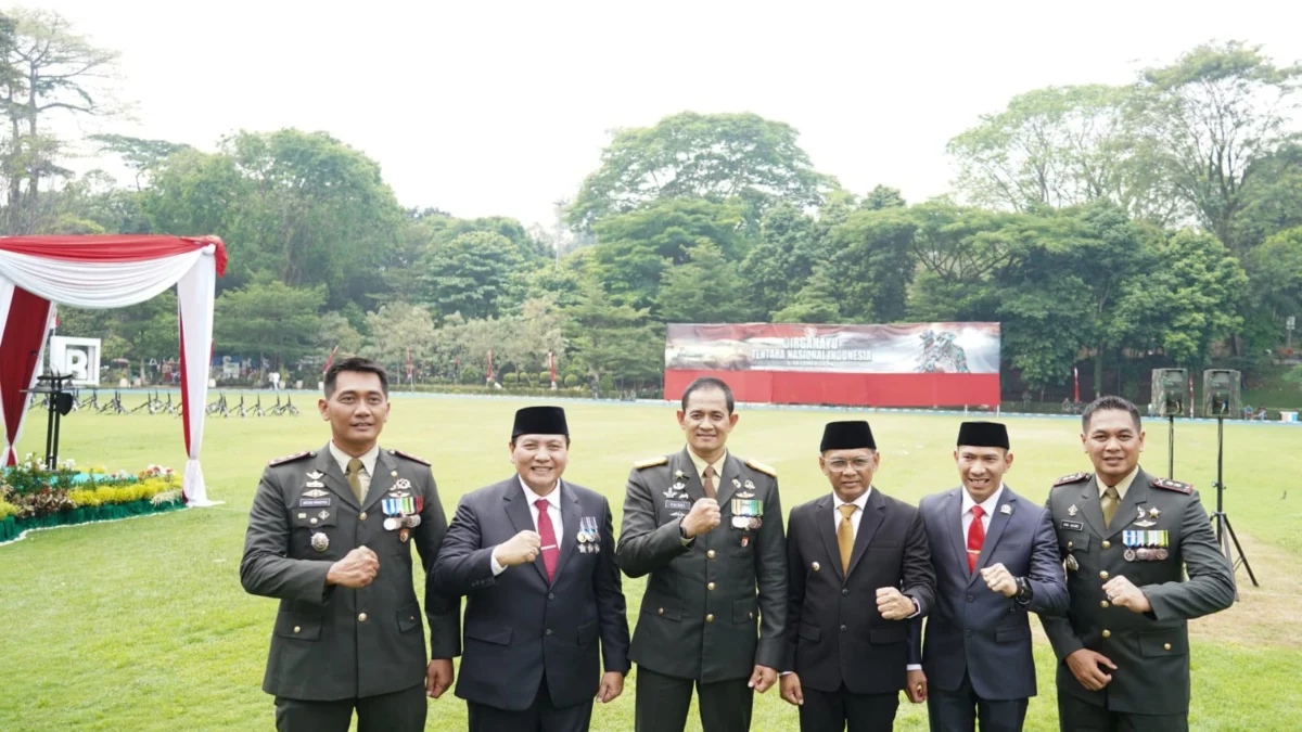 Wakil Ketua I DPRD Kota Bogor, M. Rusli Prihatevy (Kedua Kanan) saat menghadiri perayaan HUT ke-79 TNI tingkat Kota Bogor. (Yudha Prananda / Jabar Ekspres)