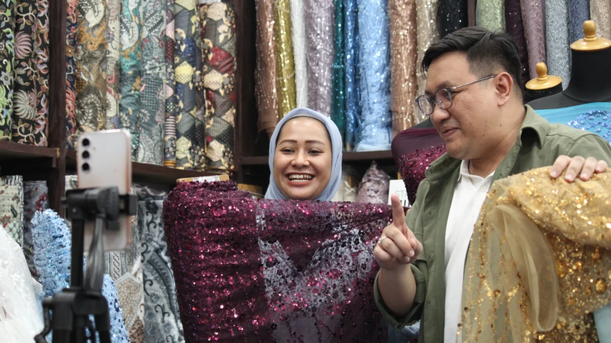 Calon Wakil Wali Kota Bandung Arif Wijaya saat menyapa pedangan Kawasan Tekstil Cigondewah (KTC) yang berjualan secara live atau online, Rabu (16/10).(son)