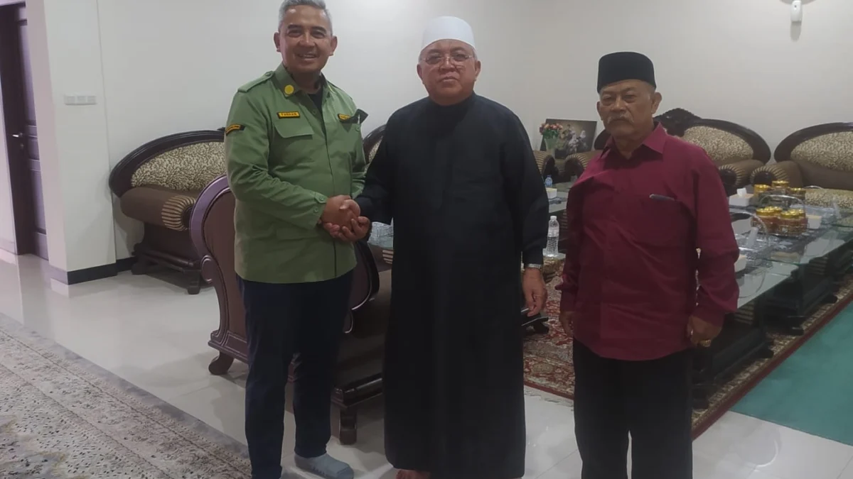 Kiai Kharismatik Sofyan Yahya Berikan Petuah Penting untuk Muhammad Farhan Calon Wali Kota Bandung Muhammad Farhan melakukan silahturahmi dengan Pimpinan Pondok Pesantren Darul Maarif, KH. Sofyan Yahya.