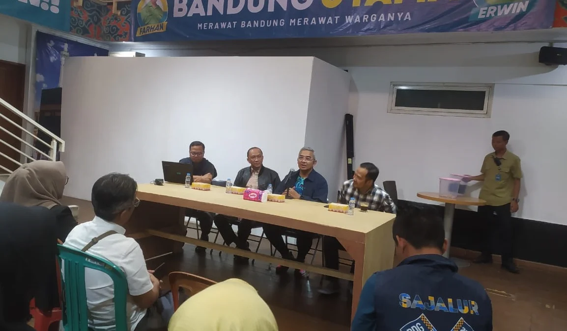 Guru Honorer Berkeluh Kesah, Farhan Janjikan Solusi Tingkatkan Kesejahteraan Calon wali kota Bandung M. Farhan bertemu dan menerima aspirasi dari guru honorer yang tergabung di Asosiasi Guru dan Tenaga Honorer (AGTH).