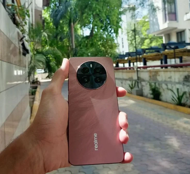 Realme akan segera meluncurkan produk terbaru mereka, Realme P1 Speed 5G, pada tanggal 15 Oktober 2024. Bakal jadi produk unggulan!