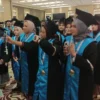 Para mahasiswa Inaba tampak gembira merayakan kekelulusan usai prosesi wisudawan di Harris Hotel & Conventions Festival Citylink Bandung, Sabtu 5 Oktober 2024.