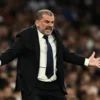 Pelatih Tottenham Hotspur, Ange Postecoglou, memberikan instruksi kepada pemain di pinggir lapangan.