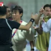 Pertandingan Indonesia vs Bahrain memicu kontroversi soal tambahan waktu oleh wasit Ahmed Al Kaf . Gol penentu di menit ke-98 membuat kecewa.