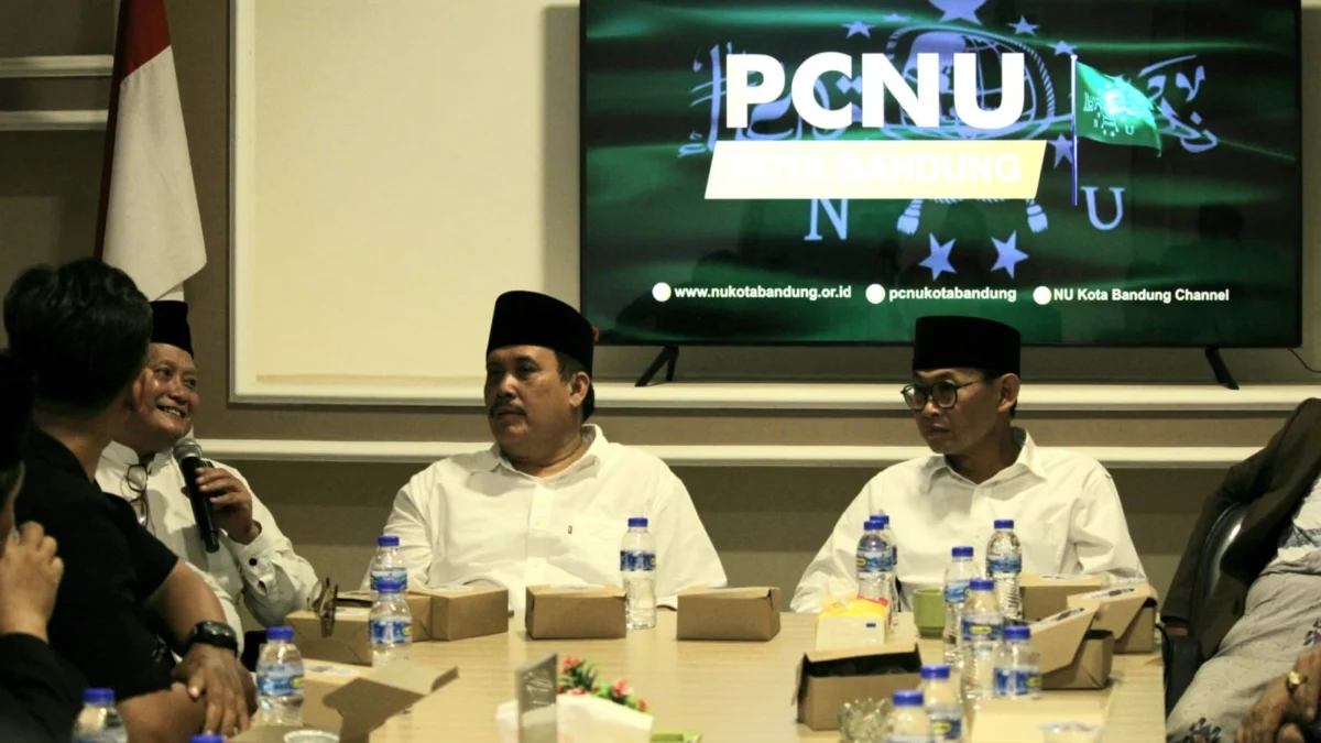 Cawalkot Dandan Temani Cagub Jabar Jeje Silaturahmi ke PCNU Kota Bandung Calon Wali Kota Bandung Dandan Riza Wardana dan Calon Gubernur Jabar Jeje Wiradinata saat di Kantor PCNU Kota Bandung, Jumat (4/10)