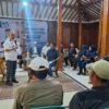 Cawagub Jabar Ilham Habibie Dorong Hilirisasi dan Teknologi untuk Stabilkan Harga Pertanian di Ciwidey Calon Wakil Gubernur Jawa Barat Ilham Habibi saat berdialog dengan para petani di Ciwidey, Kabupaten Bandung, Minggu (13/10). (Agi/Jabar Ekspres)