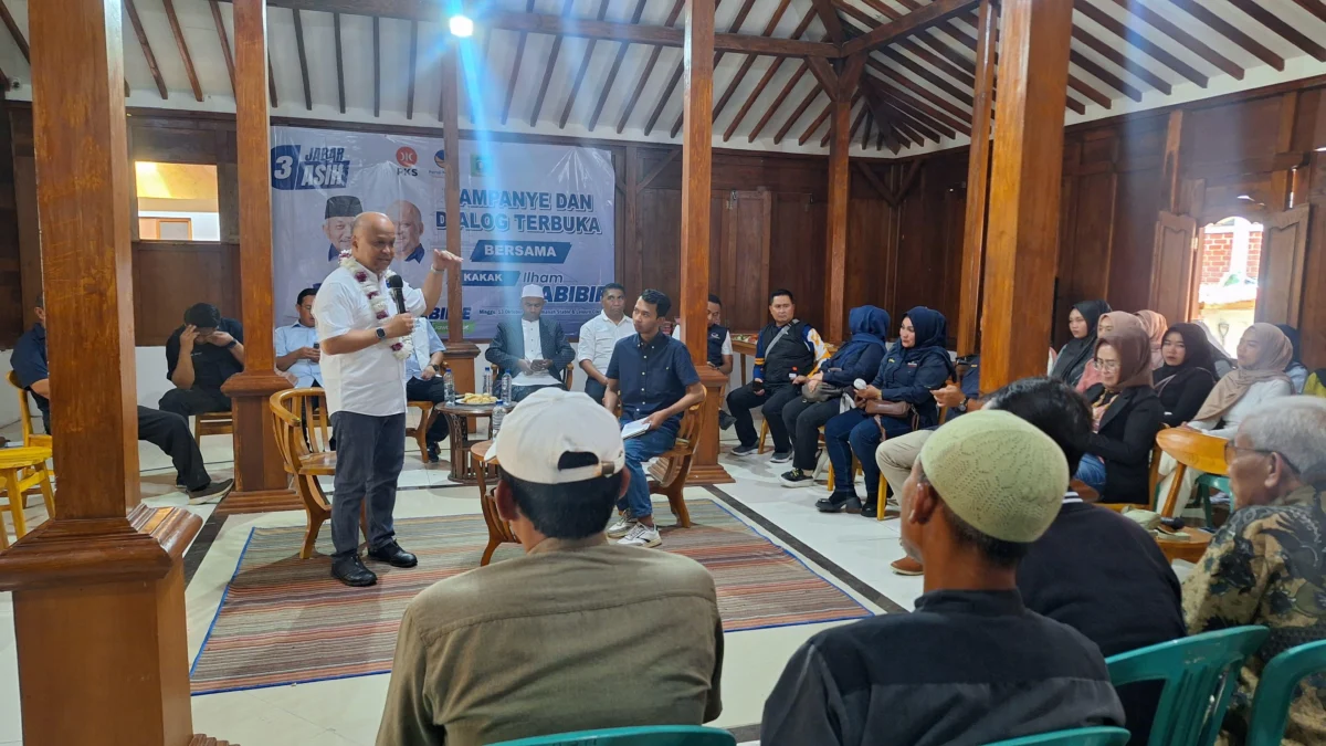 Cawagub Jabar Ilham Habibie Dorong Hilirisasi dan Teknologi untuk Stabilkan Harga Pertanian di Ciwidey Calon Wakil Gubernur Jawa Barat Ilham Habibi saat berdialog dengan para petani di Ciwidey, Kabupaten Bandung, Minggu (13/10). (Agi/Jabar Ekspres)