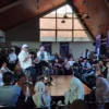 Cagub Syaikhu saat dialog dengan anak muda dalam Ruang Asih di Kota Bandung, Minggu (13/10).