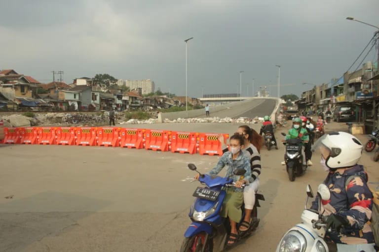 Minggu Depan, Pemkot Bandung Pastikan Flyover Ciroyom Bisa Diakses Warga Lagi Masyarakat melewati akses menuju Flyover Ciroyom yang ditutup sementara oleh Dishub Kota Bandung, Jalan Ciroyom Kota Bandung. (Zar / Jabar Ekspres)