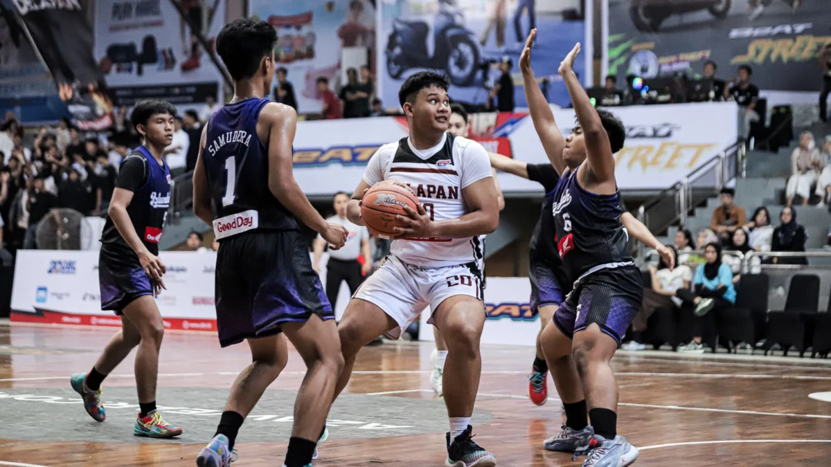 Dramatis, SMAN 8 Bandung Pastikan Satu Tiket di Babak Selanjutnya Potret SMAN 8 Bandung saat berhasil mengalahkan SMAN 1 Baleendah, di GOR Pajajaran Bandung, Kamis (17/10) (DBL)