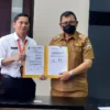 Kepala Disperkim Jabar Dr. Indra Maha, ST. MT (kiri) melaksanakan serah terima penanganan kawasan kumuh yang sudah selesai di kawasan Ciburuy Kabupaten Bandung Barat kepada pemerintah daerah setempat.