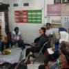 Cawalkot Haru Suandharu saat berdialog dengan warga RW 02 Sukawarna, Sukajadi, Sabtu (26/10).