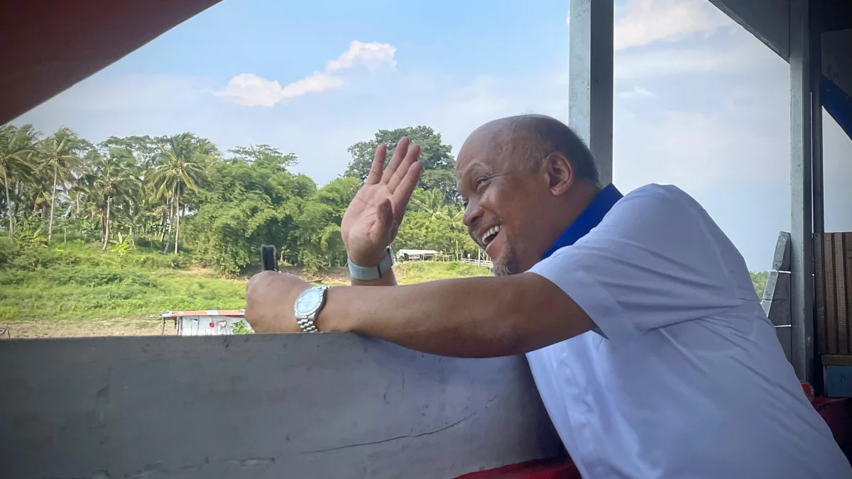 Usai Terima Dukungan, Ilham Habibie Mengaku Menikmati Alam Bandung Barat Calon Wakil Gubernur Jabar, Ilham Habibie saat menikmati naik perahu di waduk Saguling, Kecamatan Cihampelas, Bandung Barat. Sabtu (26/10). Dok Jabar Ekspres