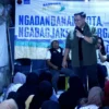 Calon Wakil Wali Kota Bandung Arif Wijaya saat berdialog dengan warga RW 03, Binong Jati, Kota Bandung, Minggu (27/10).