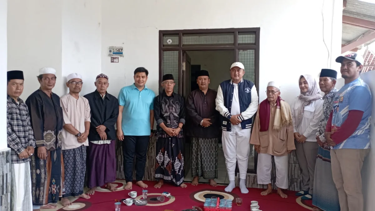 Cabup Bogor Rudy Susmanto Sowan ke Kasepuhan Cimande, Dorong jadi Kampung Budaya Calon Bupati Bogor saat bersilaturahmi ke kasepuhan Cimande. (Sandika Fadilah /Jabar Ekspres)