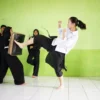 Siswa SMA Katolik Santo Yakobus Jakarta mengikuti latihan pencak silat di Pesantren Miftahul Ulum Bangunsirna, Ciamis Jawa Barat. (Istimewa)