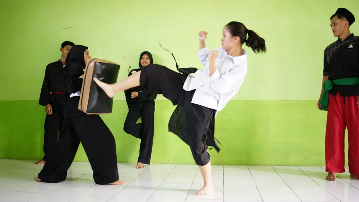 Siswa SMA Katolik Santo Yakobus Jakarta mengikuti latihan pencak silat di Pesantren Miftahul Ulum Bangunsirna, Ciamis Jawa Barat. (Istimewa)
