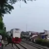 Viral, Seorang Pria Diduga Bundir di Perlintasan Laswi, Begini Kata KAI Daop 2 Bandung Ist. Tangkap layar peristiwa bundir di jalur perlintasan Laswi, Kota Bandung. (San)