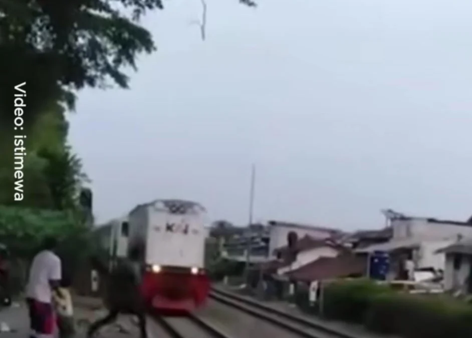 Viral, Seorang Pria Diduga Bundir di Perlintasan Laswi, Begini Kata KAI Daop 2 Bandung Ist. Tangkap layar peristiwa bundir di jalur perlintasan Laswi, Kota Bandung. (San)