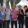 Istri Calon Wakil Wali Kota Bandung nomor urut 3, Fitriana Dewi bersama masyarakat.