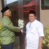 Pimpinan Pesantren Sirnamiskin Kota Bandung KH. Iik Abdul Cholik berikan dukungan untuk Muhammad Farhan dan mendoakan agar jadi Wali Kota.