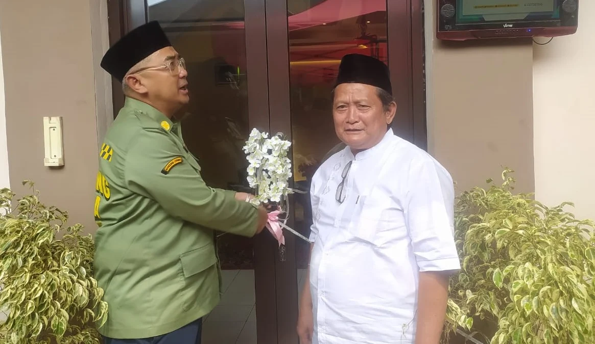 Pimpinan Pesantren Sirnamiskin Kota Bandung Sampaikan Pesan Penting untuk Farhan, Ini Katanya! Pimpinan Pesantren Sirnamiskin Kota Bandung KH. Iik Abdul Cholik berikan dukungan untuk Muhammad Farhan dan mendoakan agar jadi Wali Kota.