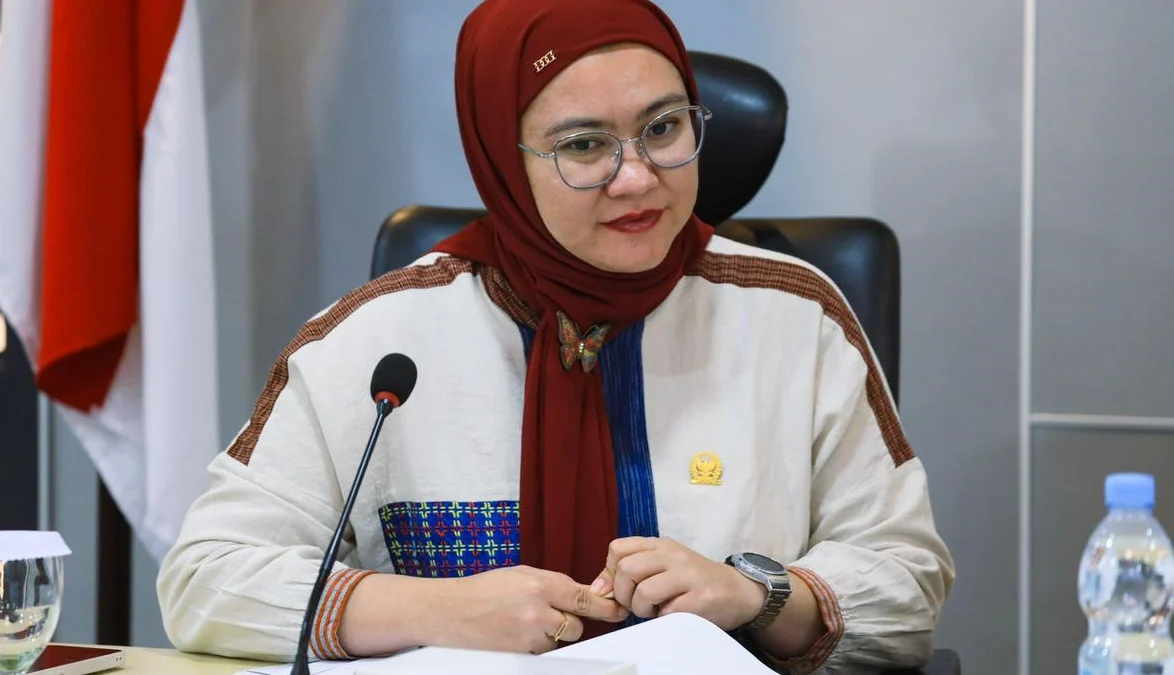 Sempat Viral Penyataan Komeng, Agita: Penempatan Anggota Komite Sudah Berdasarkan Kesepakatan Viralnya pernyataan Alfiansyah Komeng yang mengaku tak paham mengurus bidang pertanian dapat tanggapan dari anggota DPD RI Agita Nurfianti.