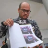 Kuasa Hukum almarhumah Dini Sera Afriyanti, Dimas Yemahura Al Farauq menunjukkan bukti foto-foto berlangsungnya sidang dugaan pembunuhan kliennya usai menjalani pemeriksaan di Gedung Komisi Yudisial (KY), Jakarta, Kamis (8/8/2024). . ANTARA FOTO/Aditya Pradana Putra/nym. (ANTARA FOTO/ADITYA PRADANA PUTRA)