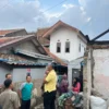 Dikdik S Nugrahawan saat blusukan ke Kelurahan Cibabat, Kecamatan Cimahi Utara, Kota Cimahi, Selasa (1/10). (Mong/Jabar Ekspres)