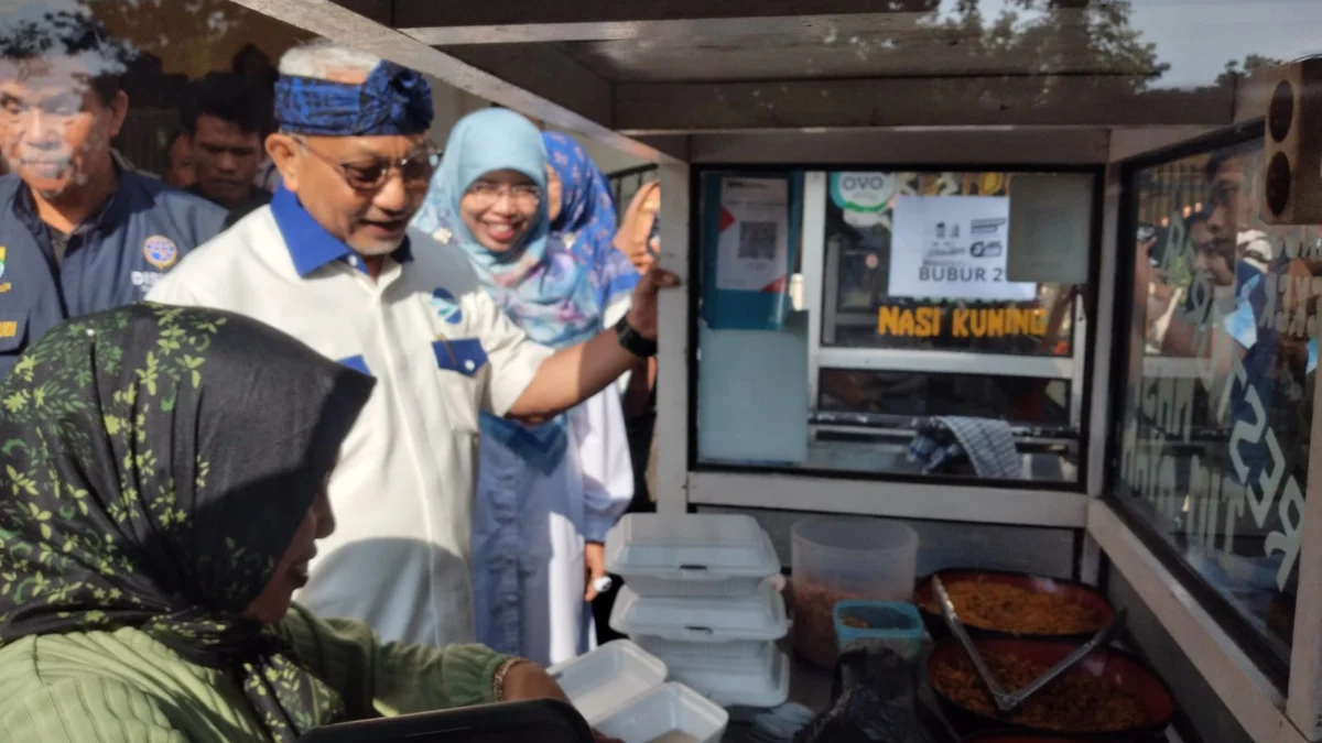Ngabubur Bareng Sopir Angkot di Antapani, Syaikhu dan Haru Sampaikan Solusi Masalah Transportasi Publik Ngabubur Bareng Sopir Angkot di Antapani, Syaikhu dan Haru Sampaikan Solusi Masalah Transportasi Publik