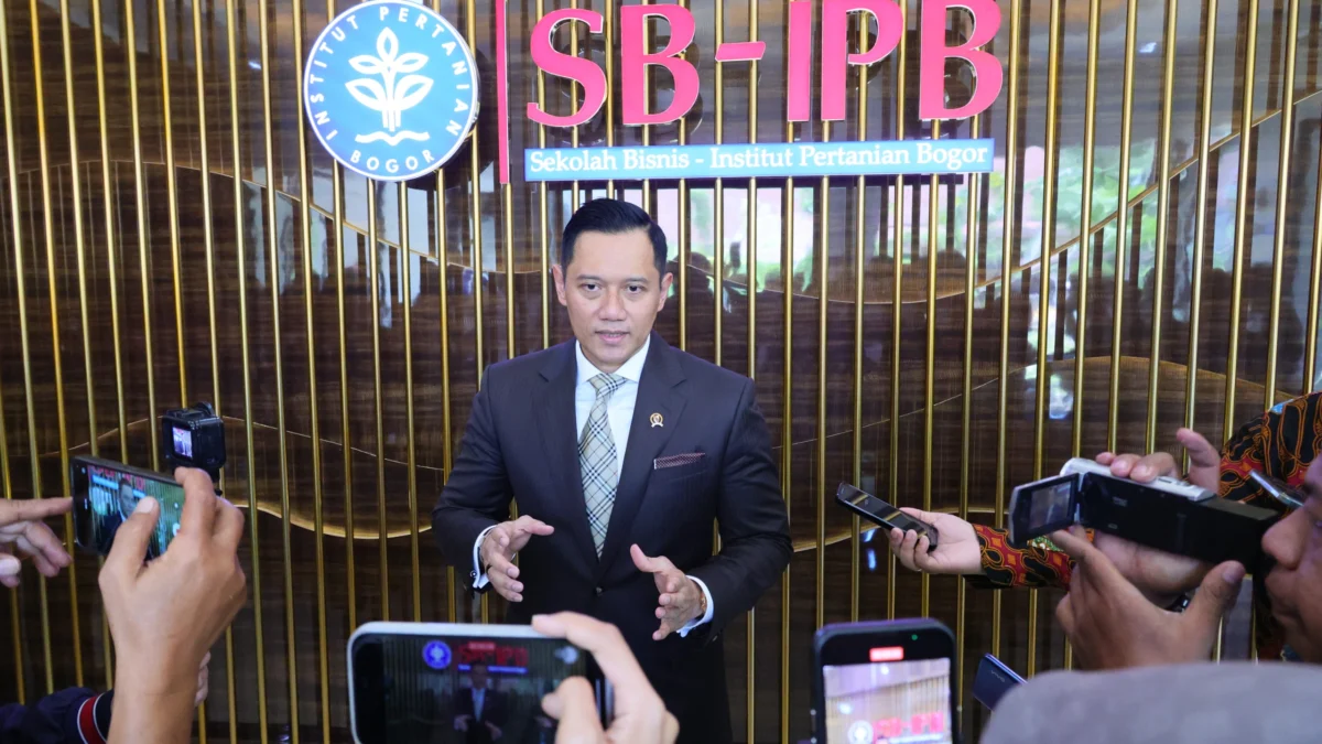 Hadiri Ujian Terbuka Program Doktoral Dirjen PPTR, Menteri AHY: Pemangku Kebijakan Harus Dekat dengan Dunia Keilmuan